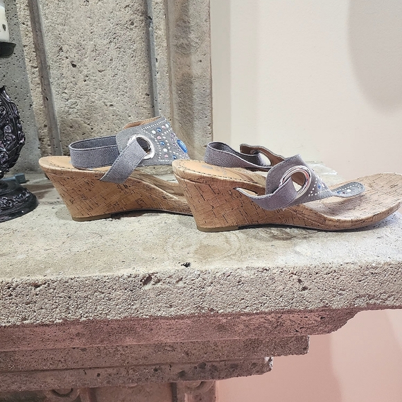 NWOB White Mountain Adeline Embellished Slimgback Wedge Thong Sandals Size 9.5 - Picture 4 of 14